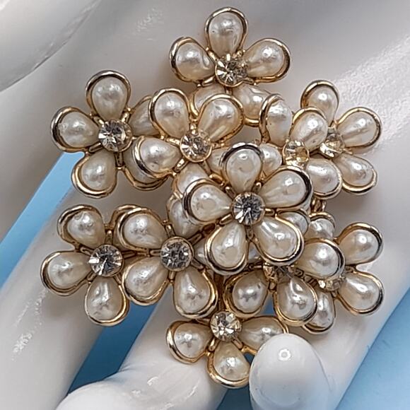 Vintage Coro Faux Pearl Flower Brooch, Clear Rhinestones, 1950s, 2 Inches - Picture 2 of 12